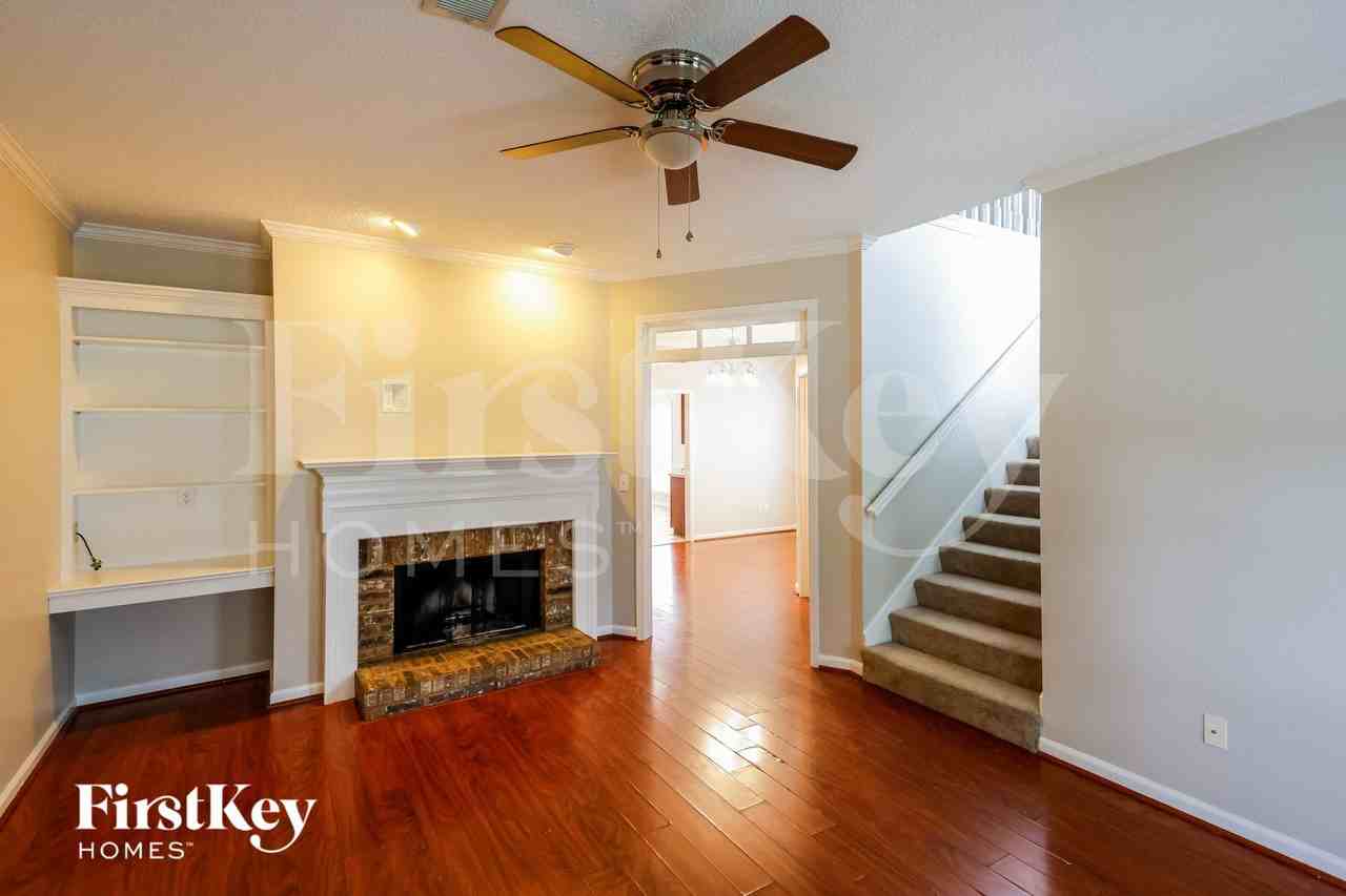 140 Warwick Cir - Photo 4 of 16