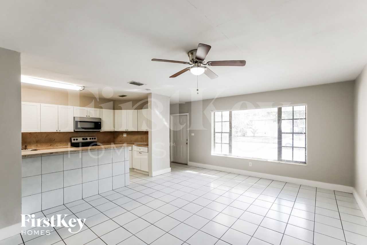 1315 Northeast Miami Place - Photo 2 of 19