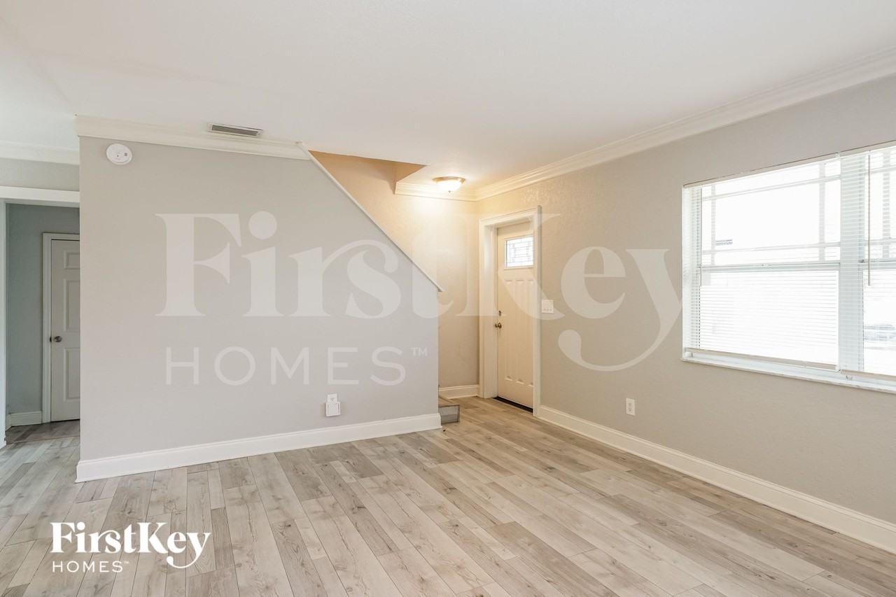 113 W Violet St - Photo 2 of 15