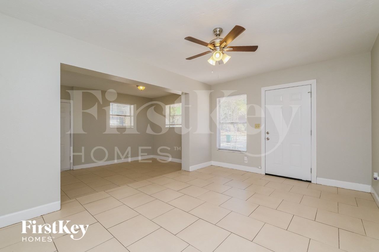 10910 N 15th St - Photo 2 of 16