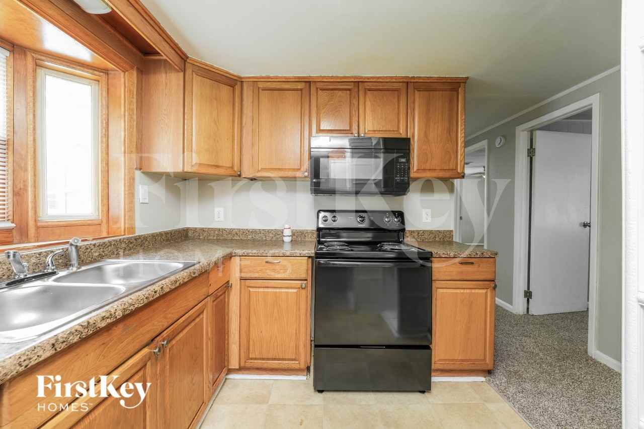 1038 Adrian Cir Sw - Photo 4 of 16