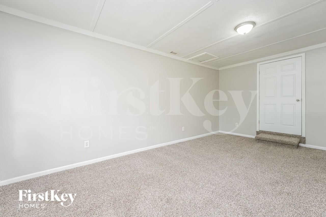 1038 Adrian Cir Sw - Photo 6 of 16