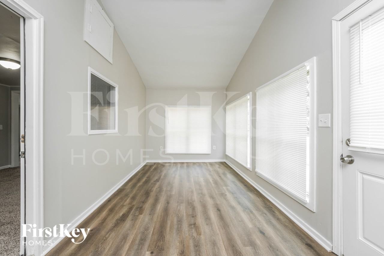 1038 Adrian Cir Sw - Photo 7 of 16