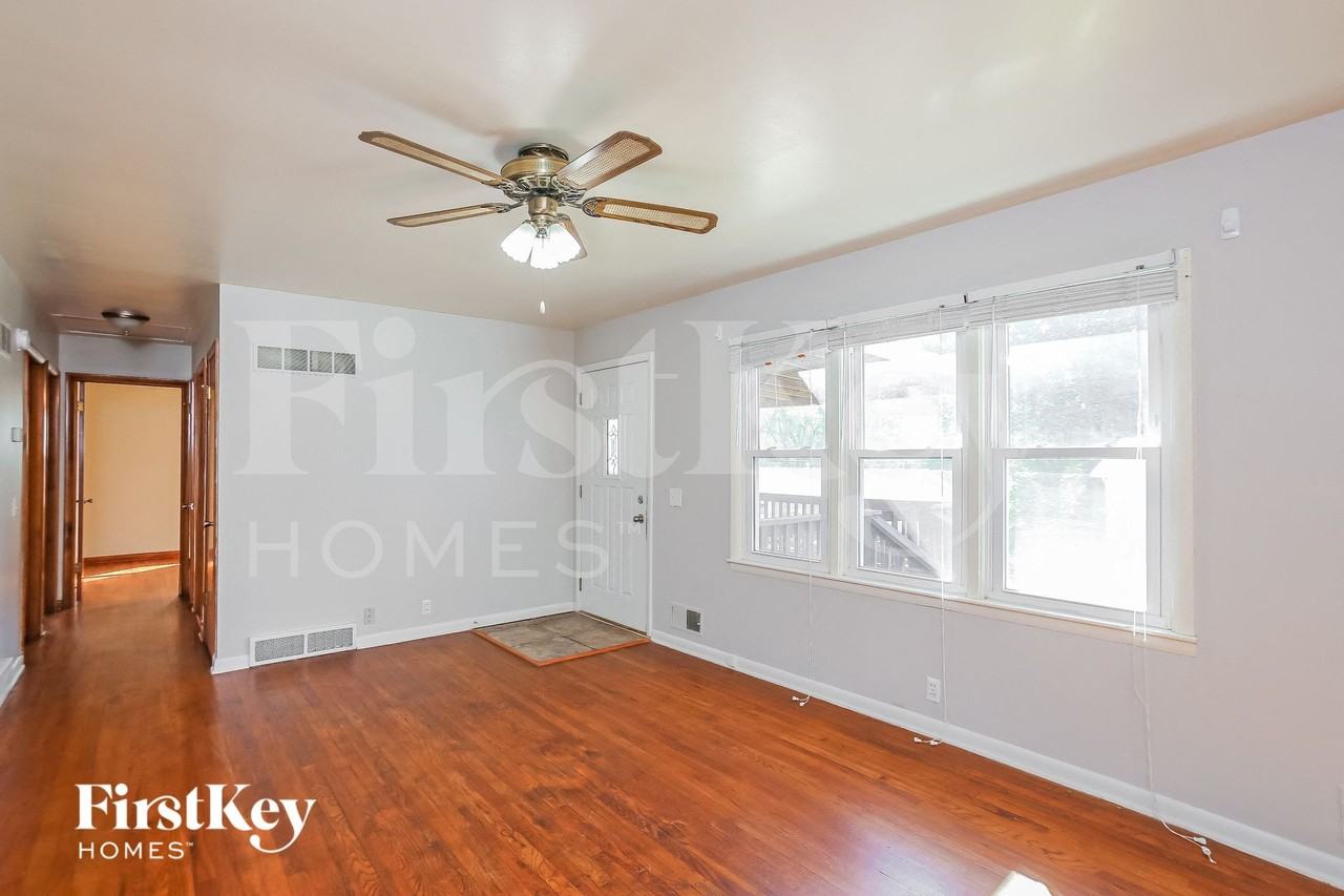 1012 Magnolia W - Photo 2 of 15