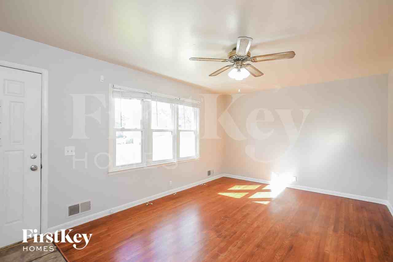 1012 Magnolia W - Photo 3 of 15