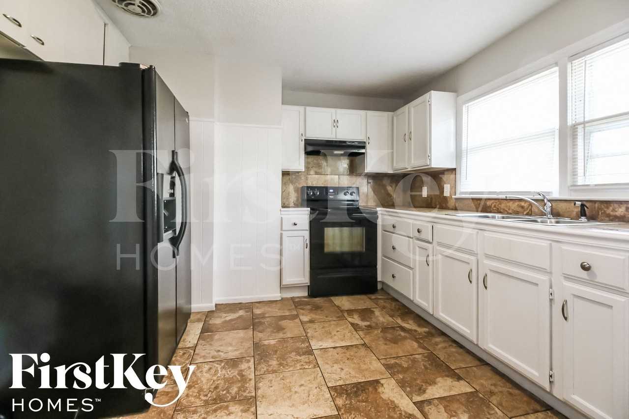 10110 Hillcrest Rd - Photo 5 of 15