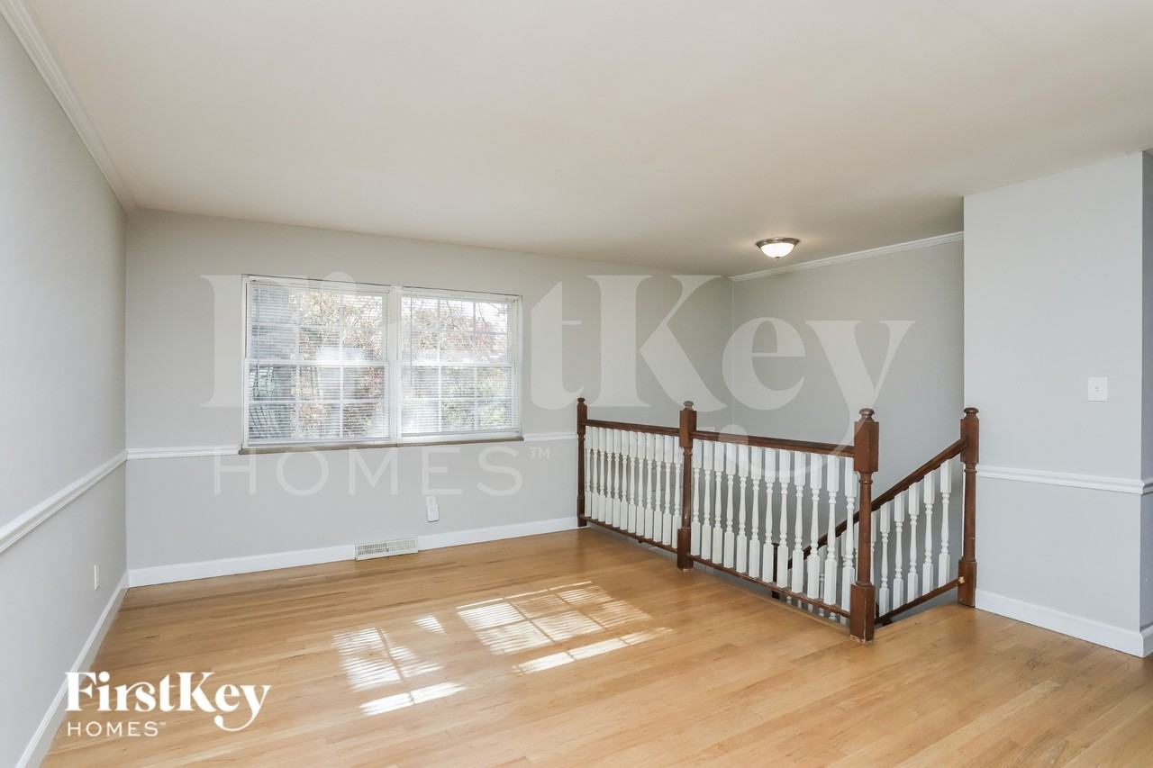 105 Roland Ave - Photo 4 of 16