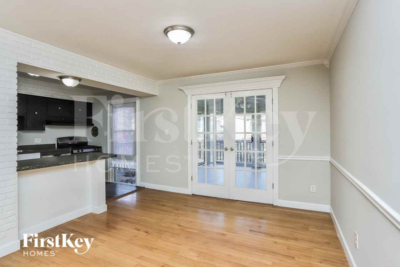 105 Roland Ave - Photo 5 of 16