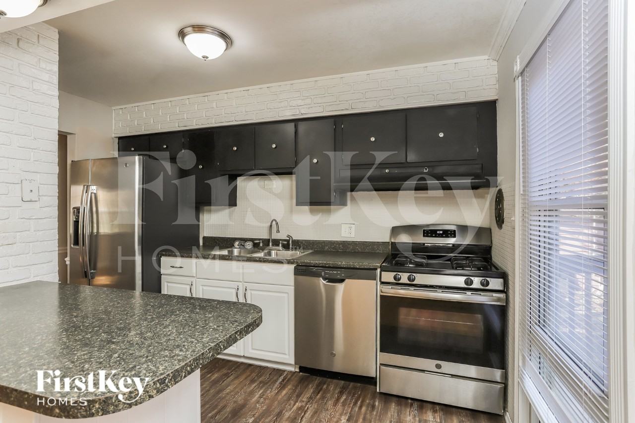 105 Roland Ave - Photo 6 of 16