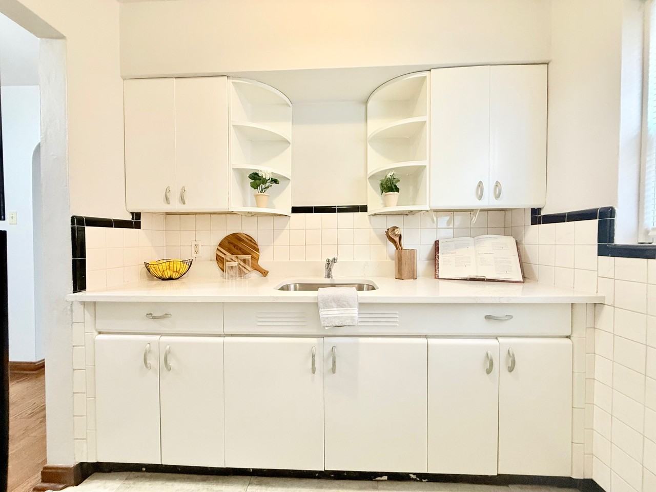 4637 Jamieson Avenue #1F - Photo 3 of 11