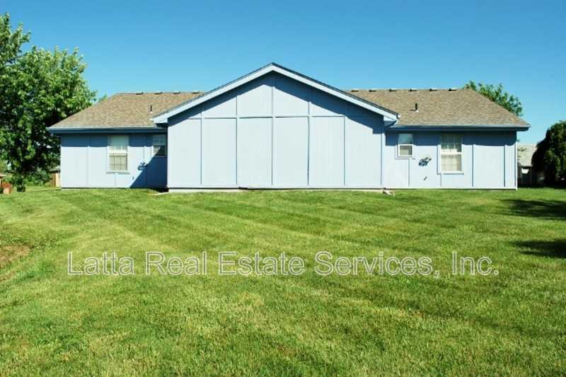 403 N Austin St - Photo 2 of 12