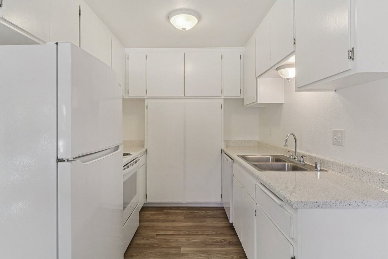 Stadium Arms Apartments - Photo 2 of 10