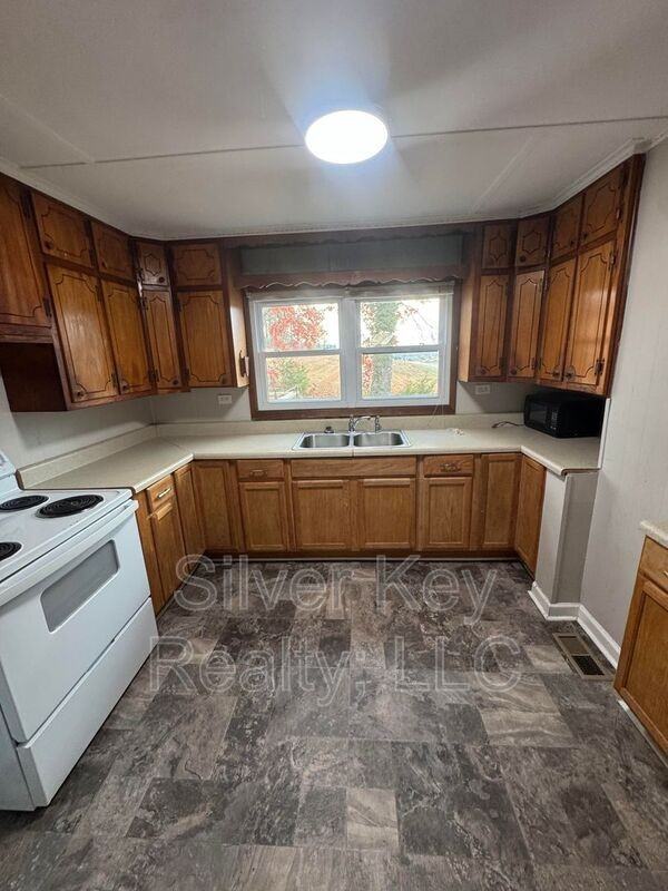 703 Old Riceville Rd - Photo 3 of 12