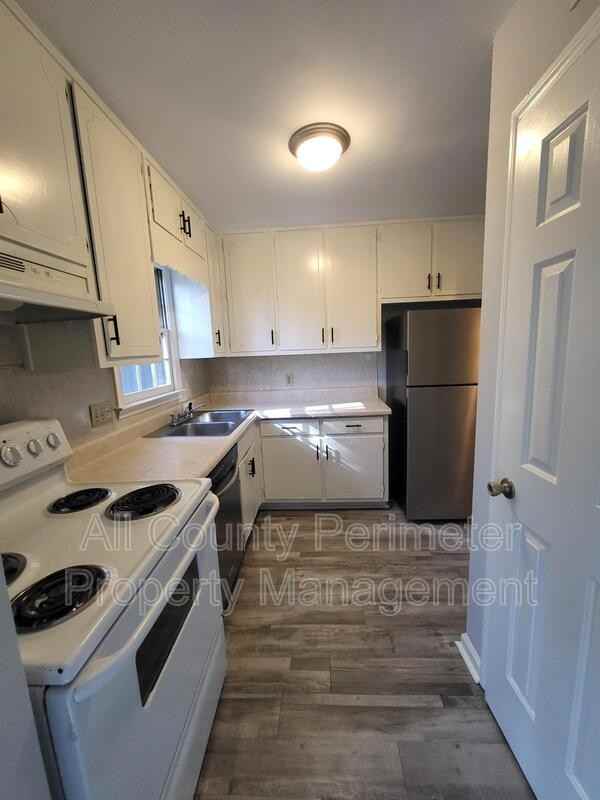 5642 Estates Court - Photo 5 of 12