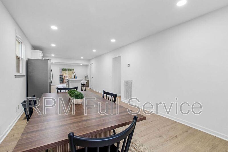 1025 42nd Ave N - Photo 4 of 41