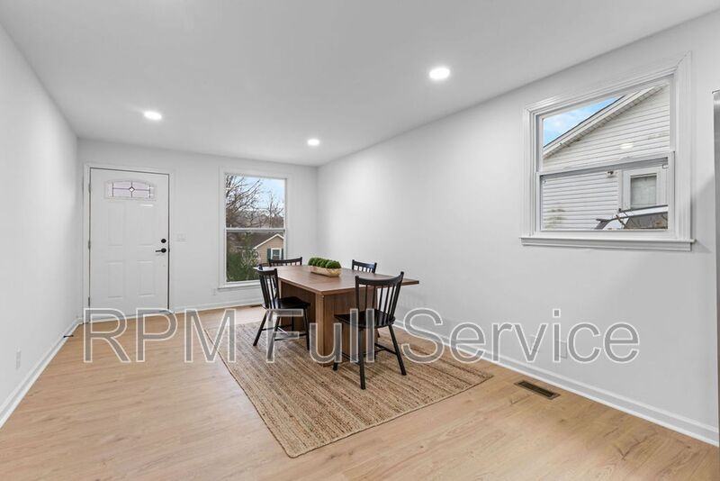 1025 42nd Ave N - Photo 5 of 41