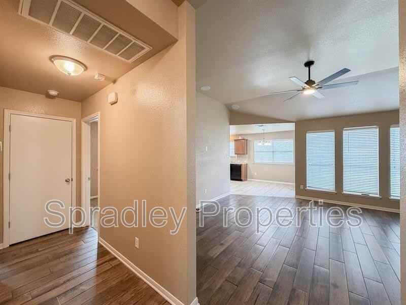 1112 Roanoke Dr - Photo 4 of 23