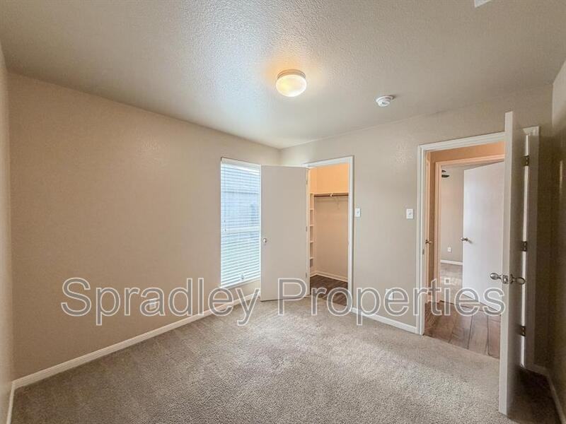 1112 Roanoke Dr - Photo 7 of 23