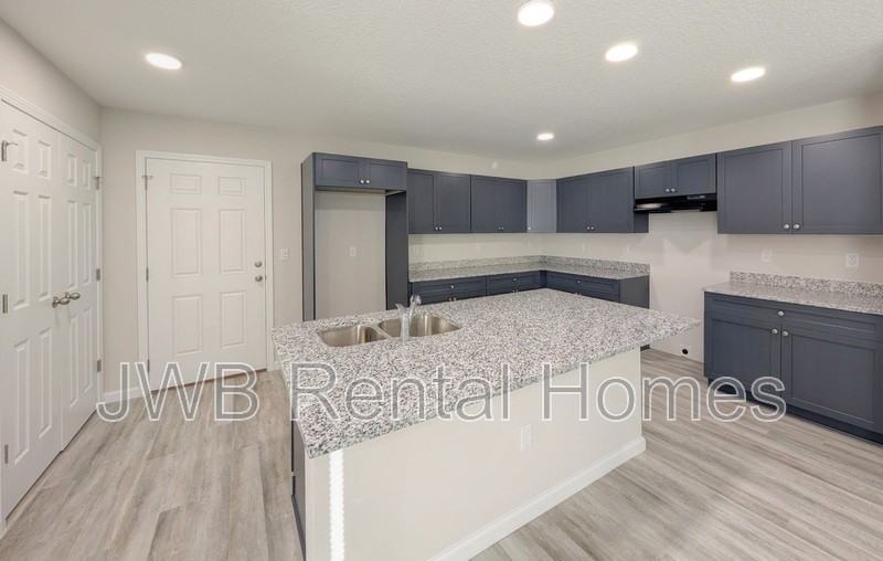 1131 Pippin St - Photo 4 of 17