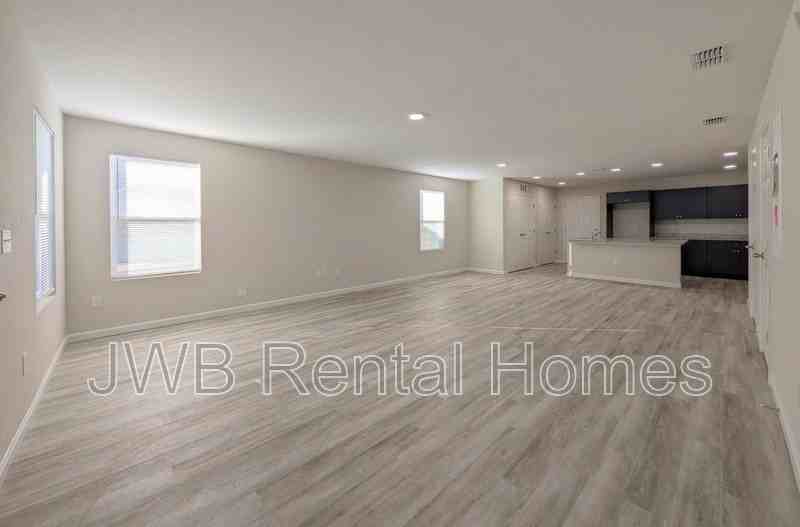 1131 Pippin St - Photo 5 of 17