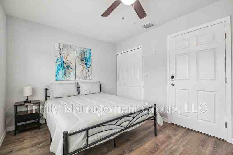 380 Jeru Blvd - Photo 4 of 21