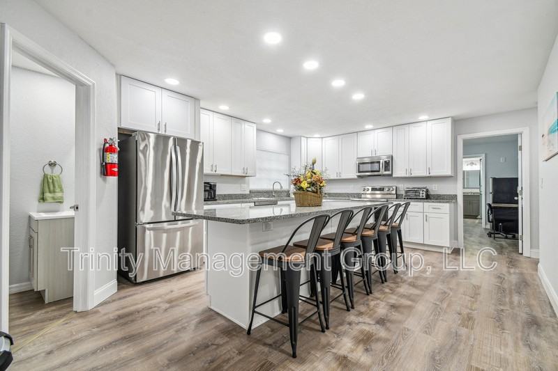 380 Jeru Blvd - Photo 5 of 21