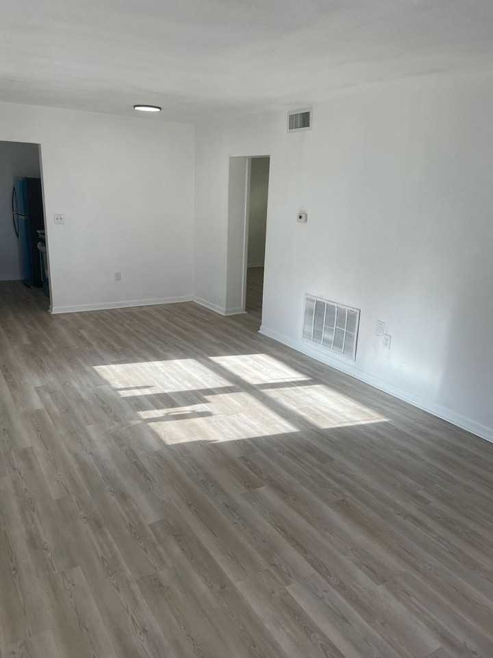 1424 Spring Lane Apt 1-4 - Photo 3 of 6