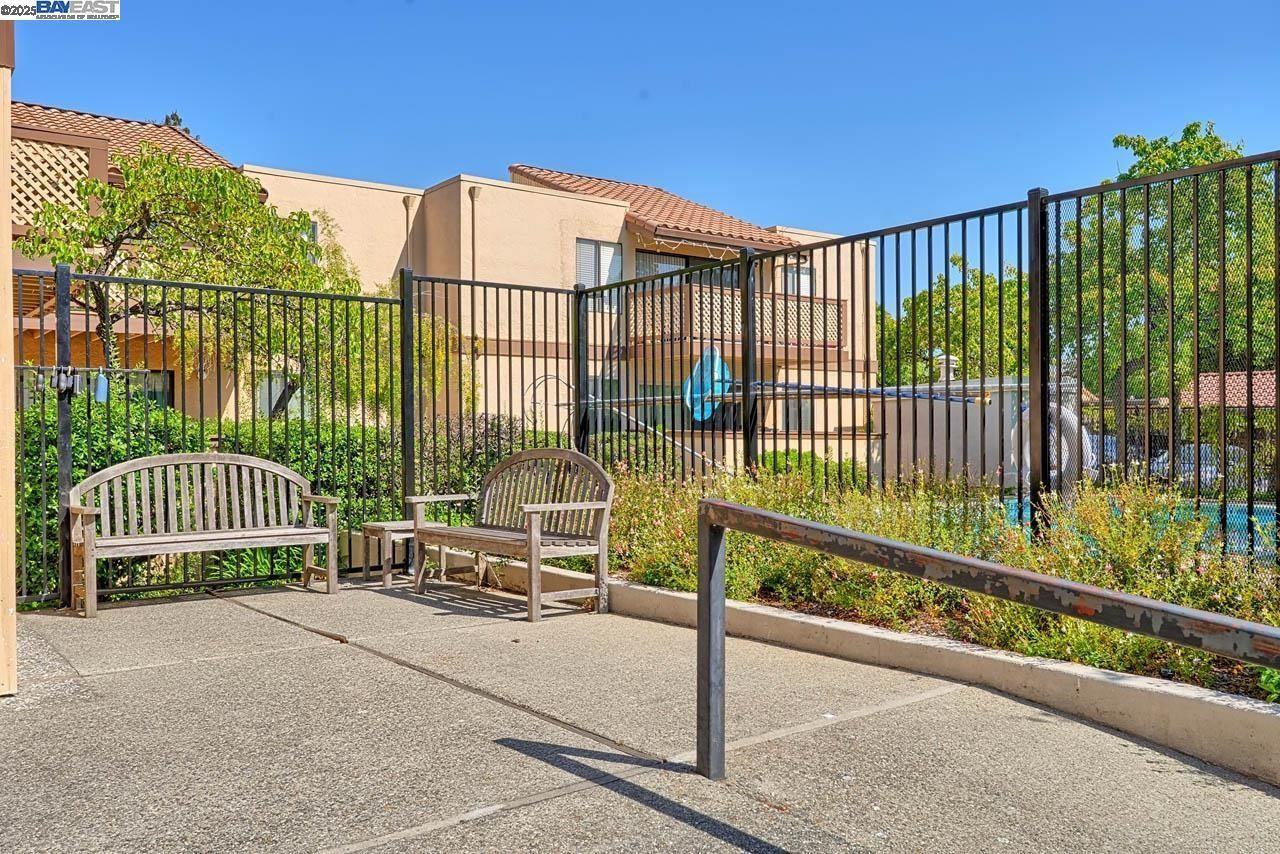 3300 Wolcott Cmn - Photo 3 of 8