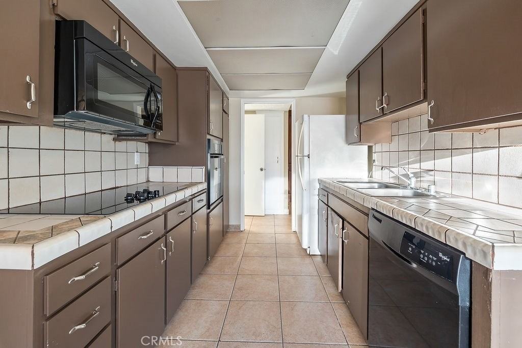 5870 Green Valley Cir - Photo 7 of 9