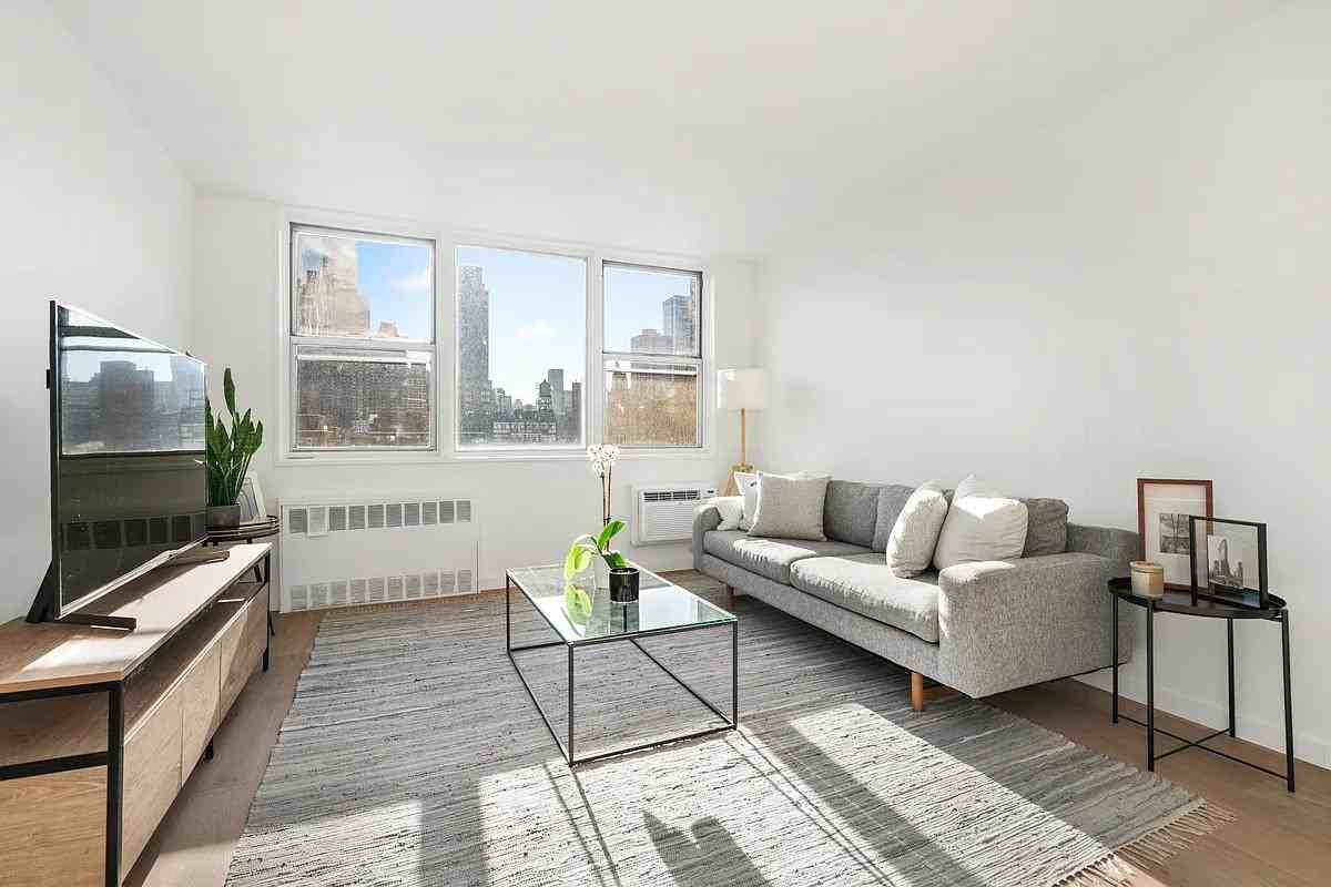 404 E 66Th St - Photo 2 of 7
