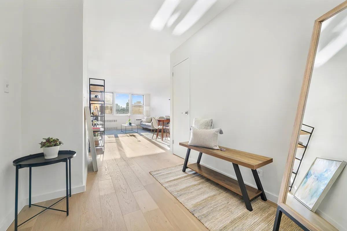 404 E 66Th St - Photo 3 of 7
