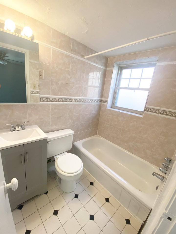 KINGSLEY APARTMENTS -- 013 - Photo 5 of 25