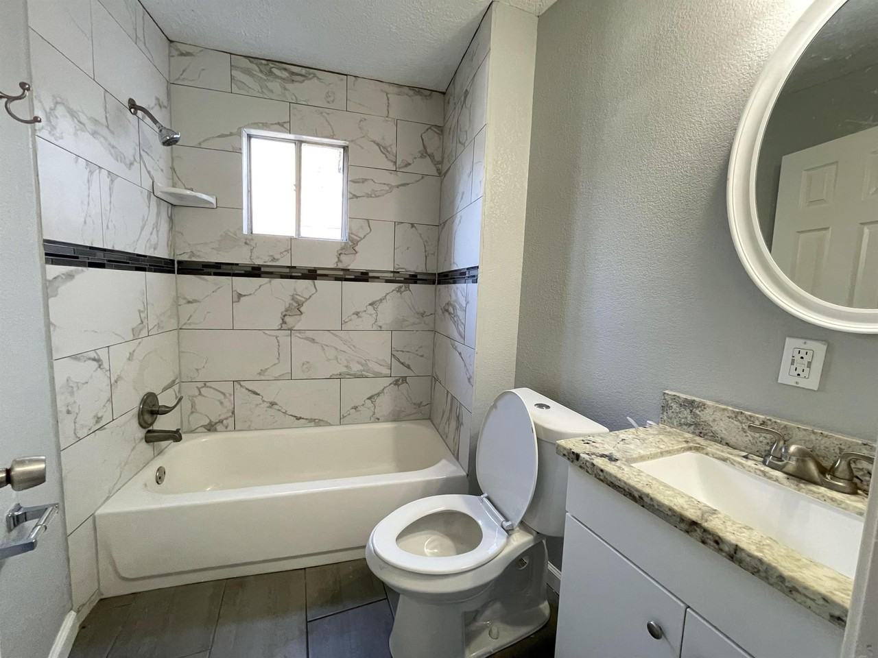 4811 Oakland Street - Photo 4 of 11