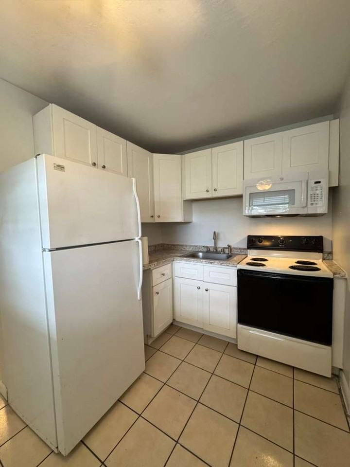 325 Northwest 15th Street - Photo 4 of 13