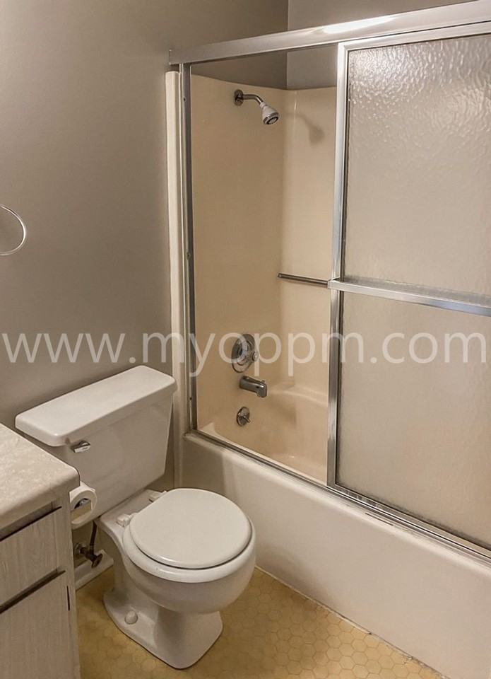 ALANSCO 1711/1715 N 73 ST - Photo 6 of 8