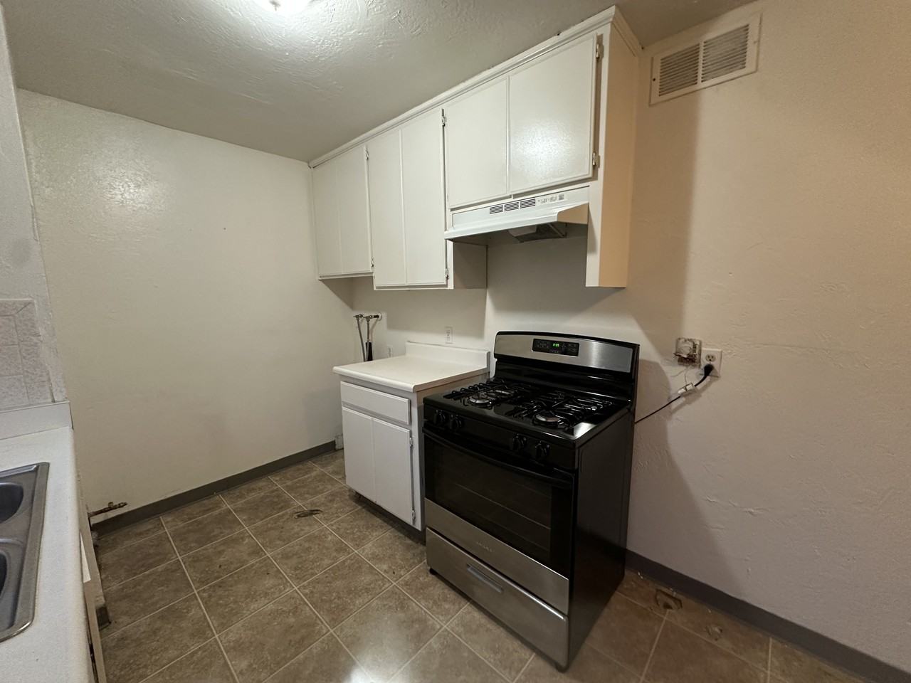 708 El Tejon Avenue - Photo 3 of 11