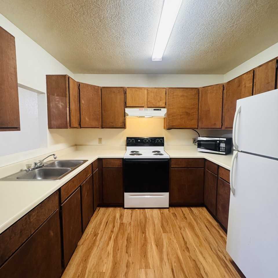 104 8th Ave - Photo 5 of 11