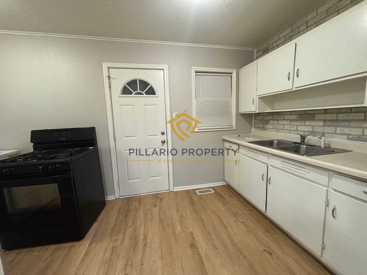 1734 N Riley Ave - Photo 3 of 9