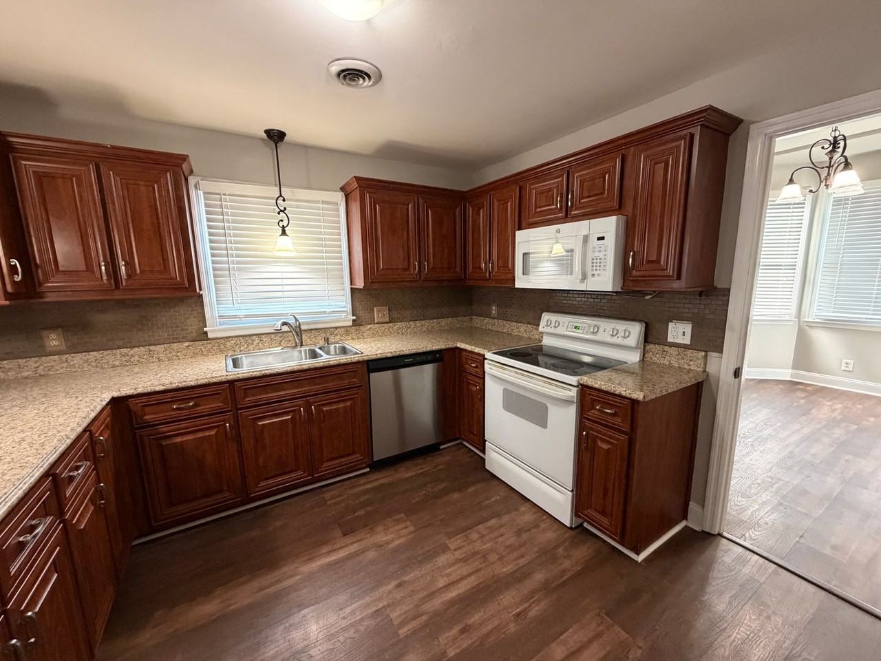 602 Castlegate Dr - Photo 6 of 22