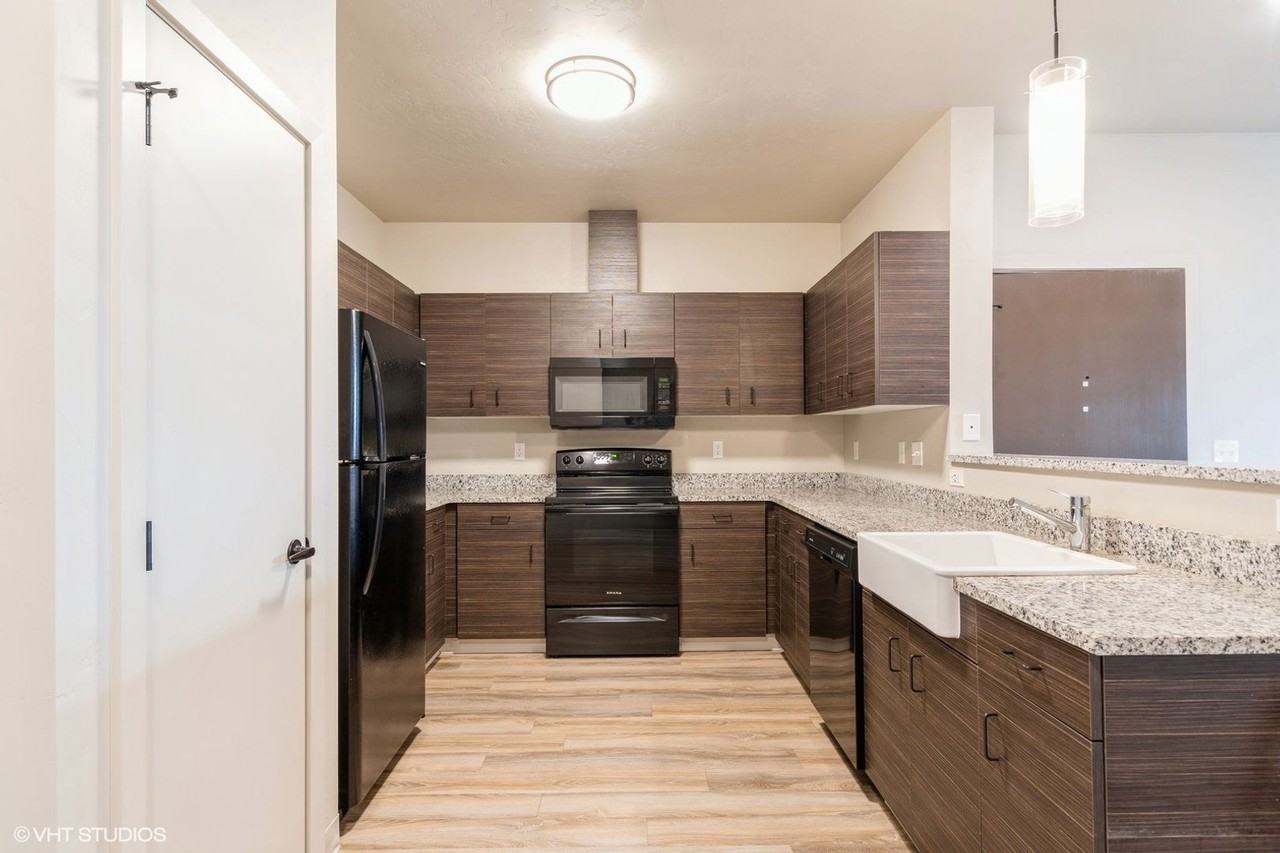 1950 Jefferson Boulevard - Photo 2 of 11