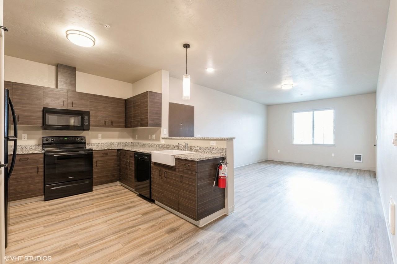 1950 Jefferson Boulevard - Photo 3 of 11