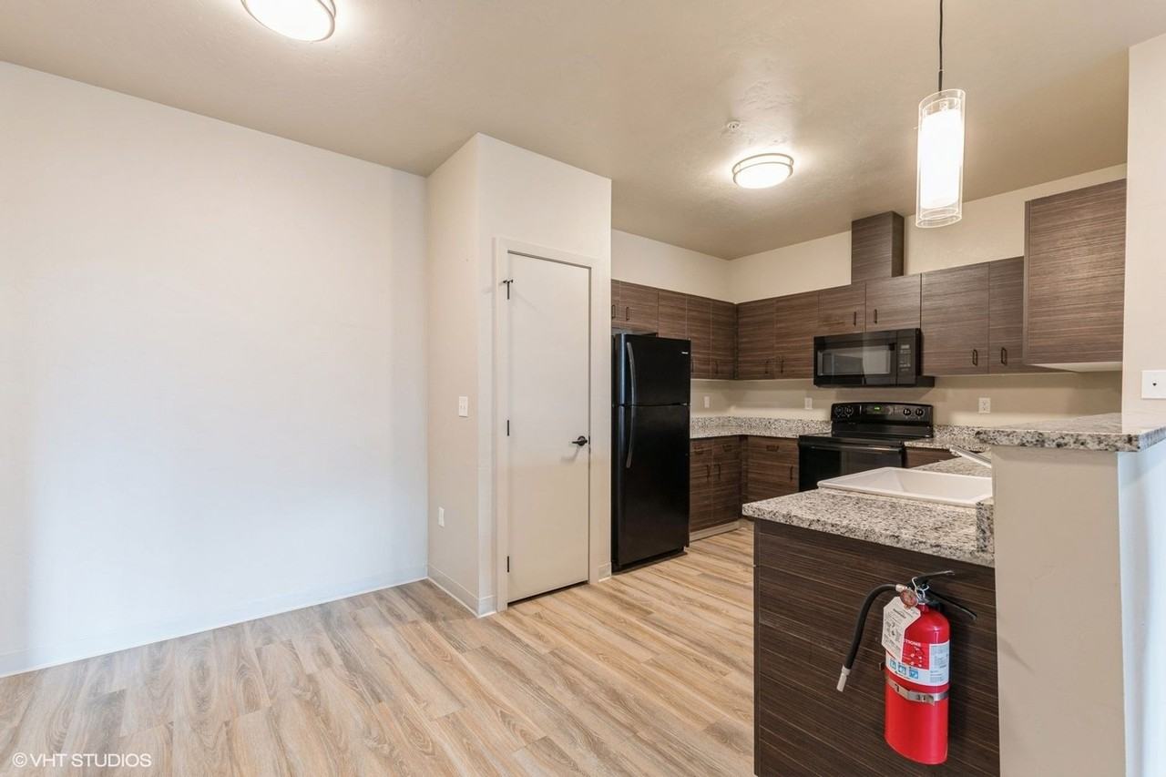 1950 Jefferson Boulevard - Photo 4 of 11