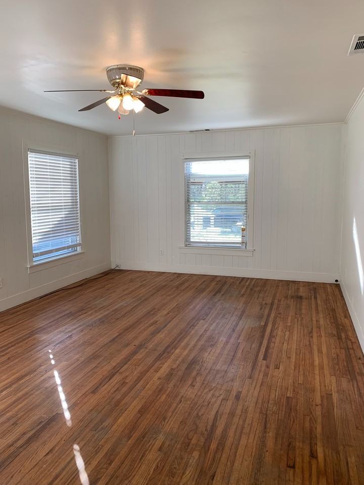 903 Couch St - Photo 2 of 5