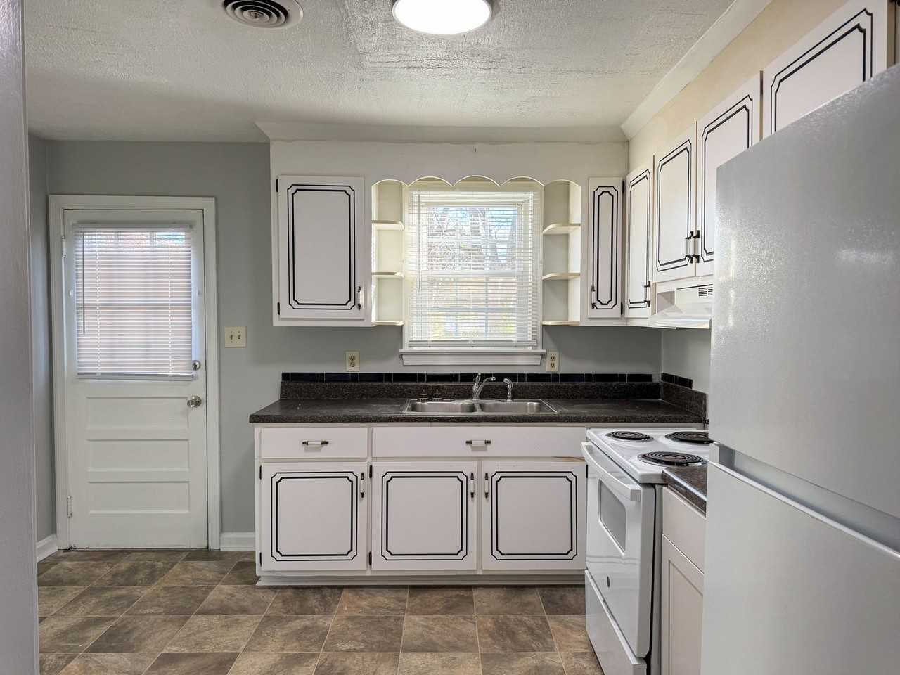 305 Stonewall Avenue - Photo 7 of 24