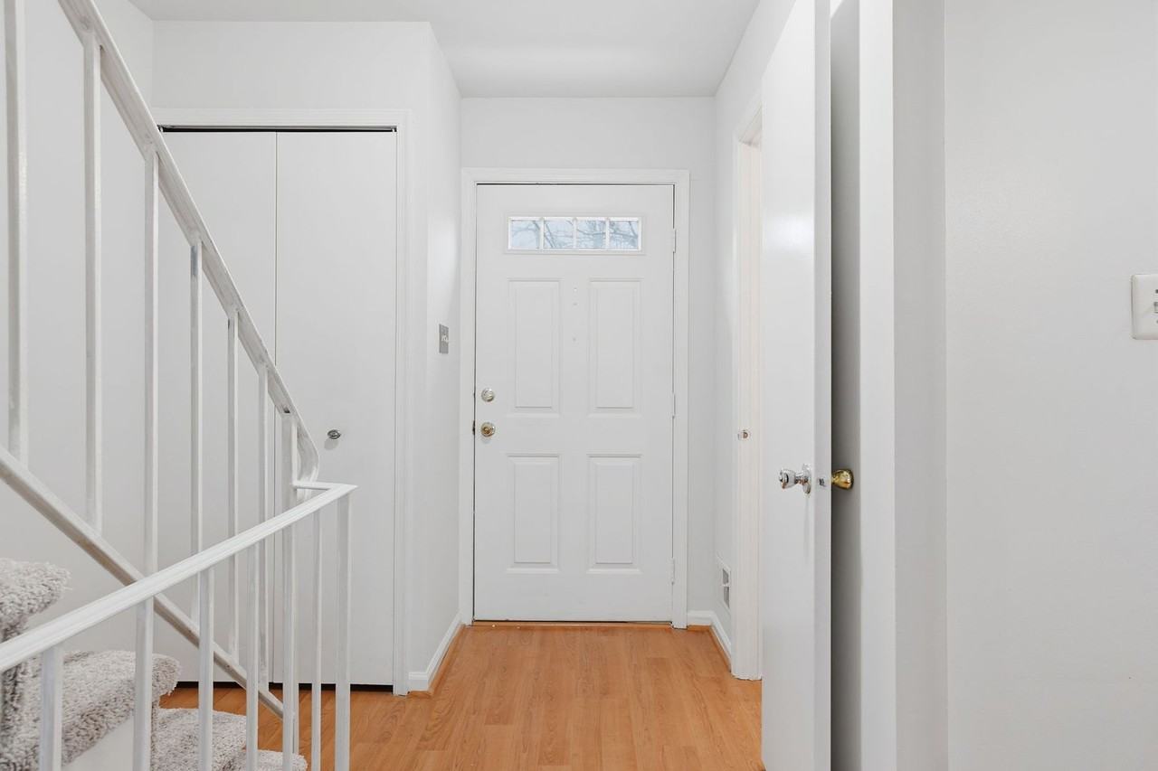 7923 Pebble Brook Ct - Photo 3 of 34