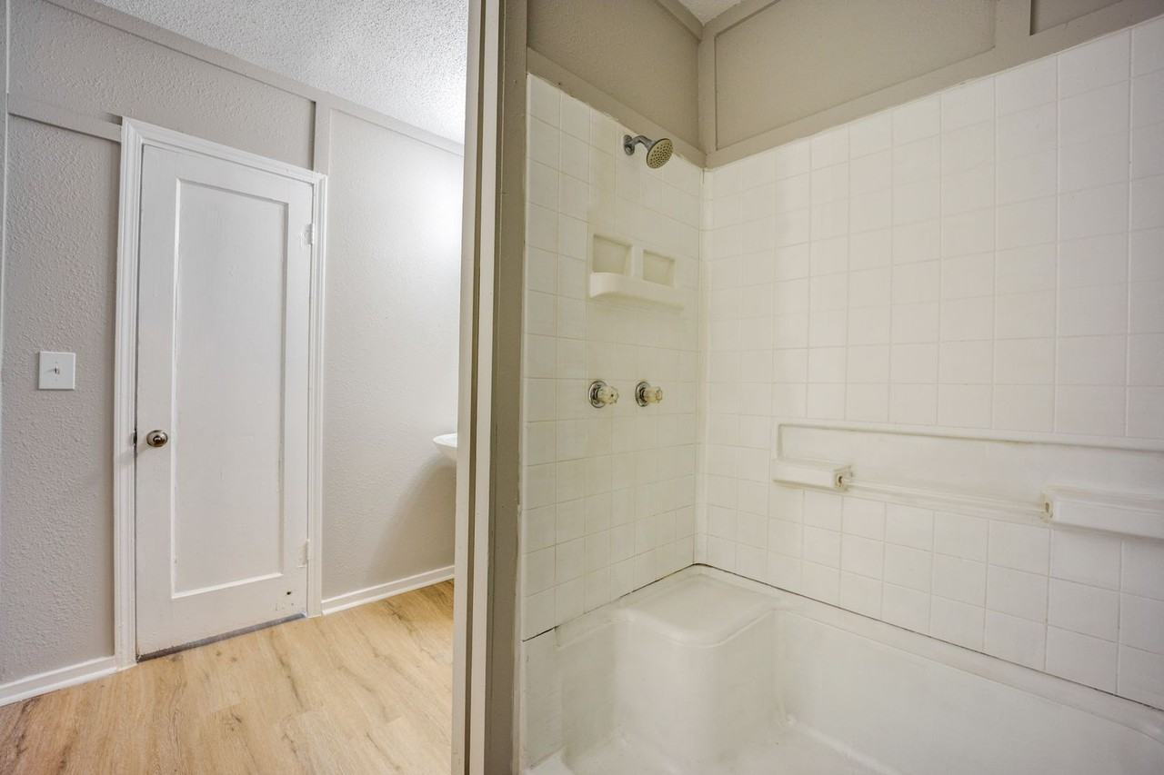 1420 Dallas St - Photo 7 of 21