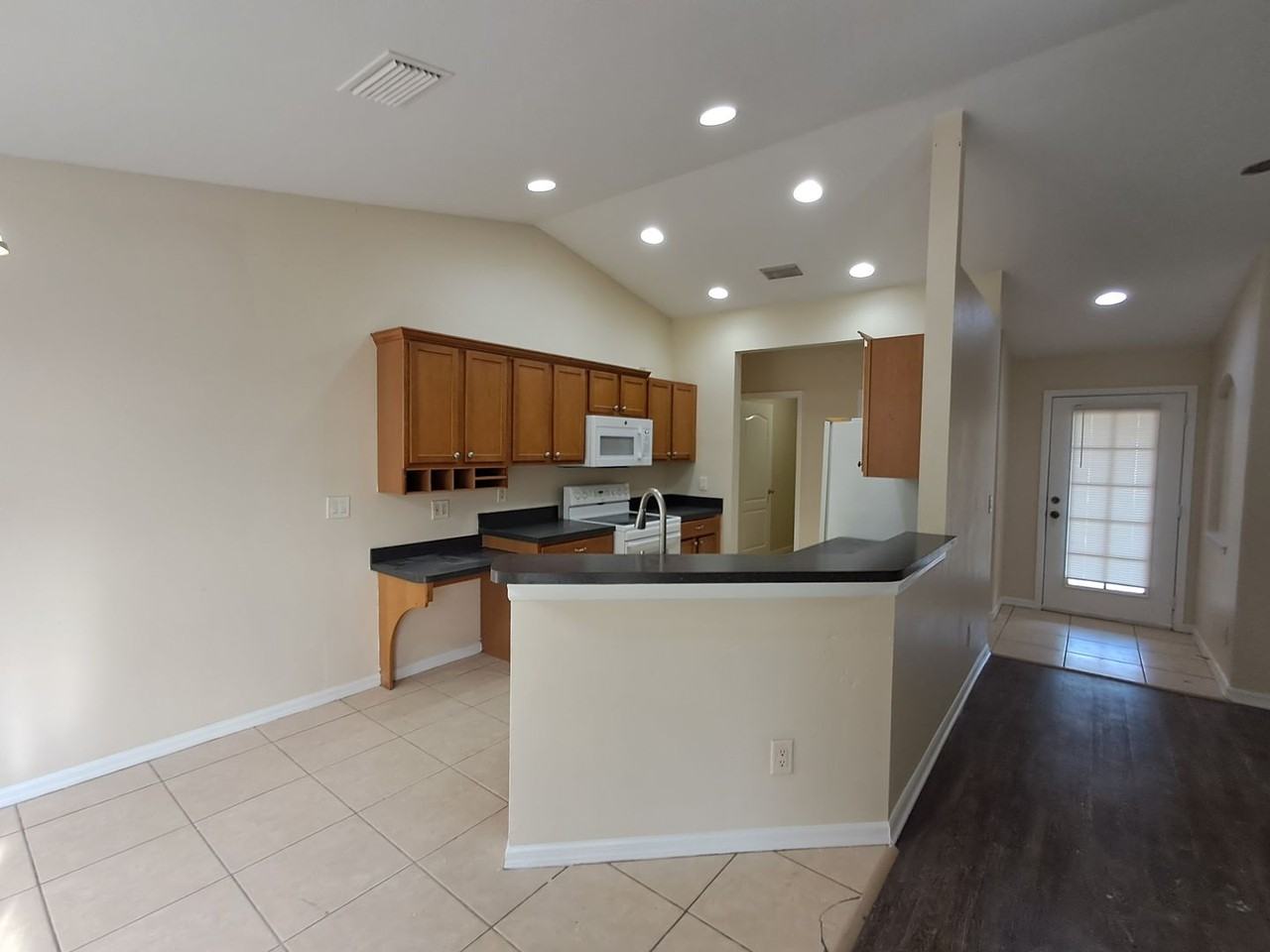 135 Greenbriar Boulevard - Photo 2 of 22