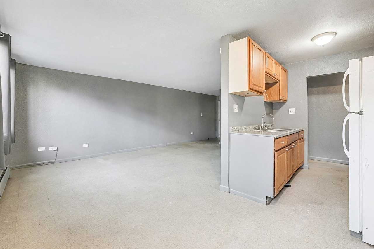 Clinton1600 - Photo 2 of 27