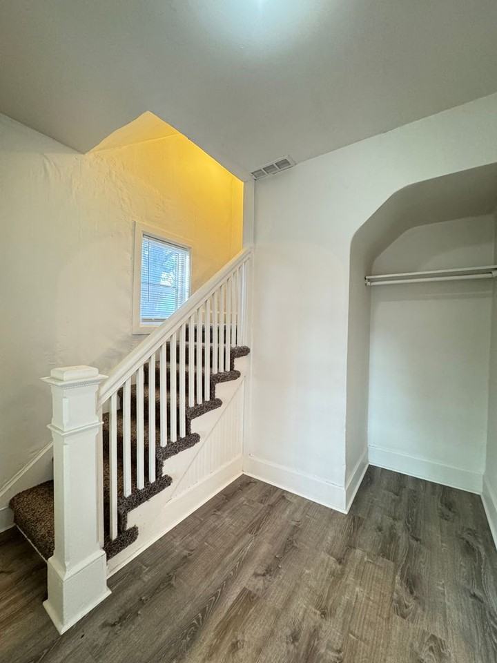 828 W Mountain Ave - Photo 2 of 16