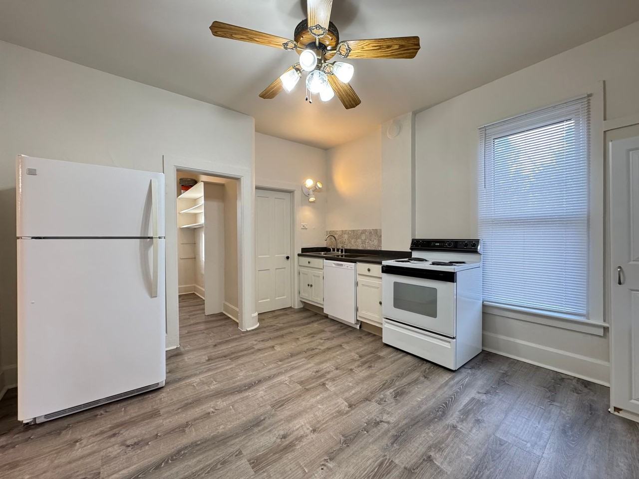 828 W Mountain Ave - Photo 7 of 16